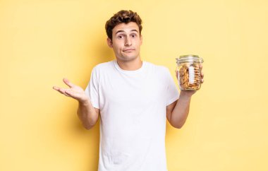 Kafası karışmış, kafası karışmış, şüpheci, farklı seçenekleri tartıyor ya da komik ifadelerle seçiyor. Ev yapımı kurabiye konsepti