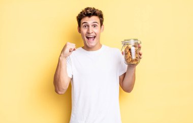 Şok oldum, heyecanlandım ve mutluyum, gülüyorum ve başarıyı kutluyorum, vay canına! Ev yapımı kurabiye konsepti