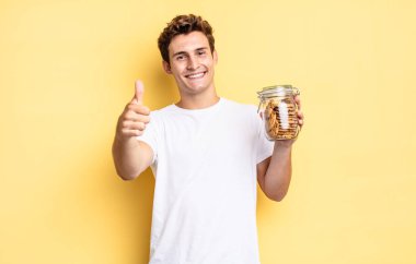 Gururlu, tasasız, kendine güvenen ve mutlu, olumlu gülümseyen. Ev yapımı kurabiye konsepti