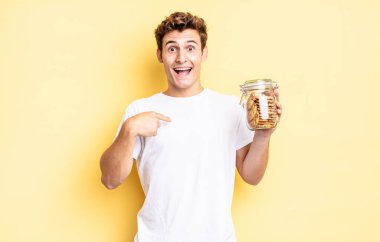 Mutlu, şaşkın ve gururlu hissediyorum. Heyecanlı ve şaşkın bir bakışla kendimi işaret ediyorum. Ev yapımı kurabiye konsepti