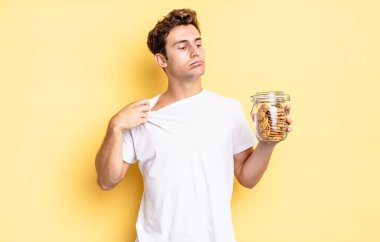 Stresli, endişeli, yorgun ve hayal kırıklığına uğramış, gömleğini çekmiş, sorunlu görünüyor. Ev yapımı kurabiye konsepti