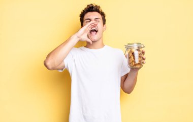 Mutlu, heyecanlı ve pozitifim. Ellerim ağzımın yanındayken bağırıp çağırıyorum. Ev yapımı kurabiye konsepti