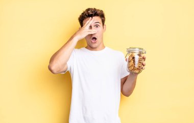 Şok olmuş, korkmuş ya da dehşete düşmüş gibi, yüzünüzü ellerinizle kapayıp parmaklarınızın arasına bakıyorsunuz. Ev yapımı kurabiye konsepti