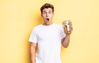 Şok olmuş ya da şaşırmış görünüyor, ağzı açık bir şekilde 