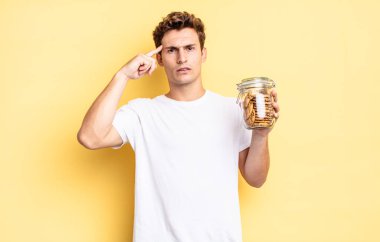 Kafan karışık ve şaşkın hissediyorsun. Deli, deli ya da aklını kaçırmış olduğunu gösteriyorsun. Ev yapımı kurabiye konsepti