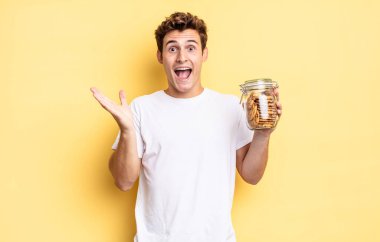 Mutlu, heyecanlı, şaşırmış ya da şok olmuş, gülümseyen ve inanılmaz bir şeye şaşırmış hissediyorum. Ev yapımı kurabiye konsepti