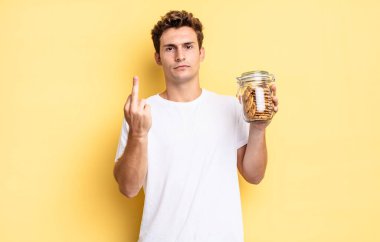 Öfkeli, sinirli, asi ve agresif hissederek, orta parmağını sallayarak, karşılık vererek. Ev yapımı kurabiye konsepti