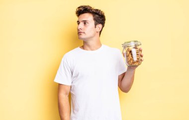 Profil görünümünde uzayı kopyalamak, düşünmek, hayal etmek ya da hayal kurmak. Ev yapımı kurabiye konsepti