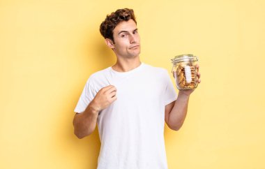 Kibirli, başarılı, pozitif ve gururlu görünüyor, kendini işaret ediyor. Ev yapımı kurabiye konsepti