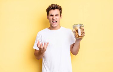 Kızgın, sinirli ve hayal kırıklığına uğramış görünüyorsun. Ne ya da neyin var diye bağırıyorsun. Ev yapımı kurabiye konsepti 