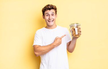 Heyecanlı ve şaşırmış görünüyor. Yana doğru ve yukarı doğru uzayı gösteriyor. Ev yapımı kurabiye konsepti