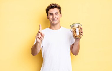 Gülümsüyor ve dost canlısı görünüyor, bir numara ya da ilk eli önde, geriye doğru sayıyor. Ev yapımı kurabiye konsepti