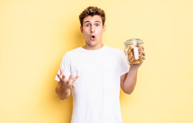 Açık sözlü ve şaşırmış, şok olmuş ve inanılmaz bir sürprizle şaşkına dönmüş. Ev yapımı kurabiye konsepti