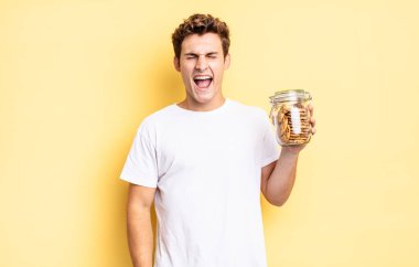 Saldırgan bir şekilde bağırmak, çok kızgın, sinirli, öfkeli ya da sinirli görünmek, hayır diye bağırmak. Ev yapımı kurabiye konsepti