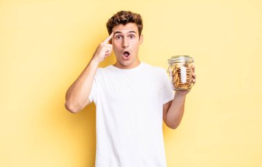 Şaşırmış, ağzı açık, şok olmuş, yeni bir düşünce, fikir ya da konseptin farkına varıyor. Ev yapımı kurabiye konsepti