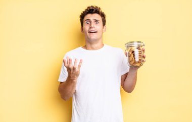 Umutsuz ve hayal kırıklığına uğramış, stresli, mutsuz, sinirli, bağıran ve çığlık atan biri. Ev yapımı kurabiye konsepti