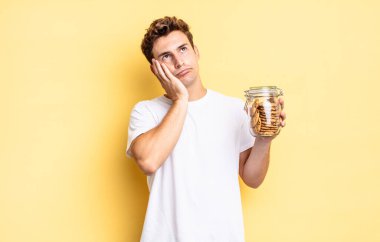 Sıkıldım, hayal kırıklığına uğradım ve uykum geldi. Yorucu, sıkıcı ve can sıkıcı bir işten sonra, el ele tutuşarak. Ev yapımı kurabiye konsepti