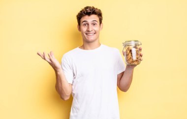 Mutlu, şaşkın ve neşeli hissetmek, olumlu bir tavırla gülümsemek, bir çözüm ya da fikri gerçekleştirmek. Ev yapımı kurabiye konsepti