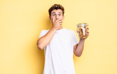 Şok olmuş, şaşırmış bir ifadeyle ağzı kapalı, sır saklayan ya da 