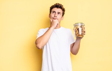 Düşünüyorum, kuşkulanıyorum ve kafam karışık, farklı seçeneklerim var, hangi kararı vereceğimi merak ediyorum. Ev yapımı kurabiye konsepti