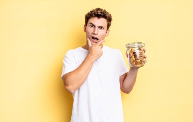 Ağzı ve gözleri sonuna kadar açık ve elleri çenesinde, hoş olmayan bir şokta, ne ya da vay canına diyor. Ev yapımı kurabiye konsepti