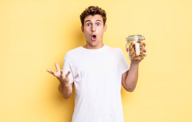 Son derece şok olmuş ve şaşırmış, endişeli ve paniklemiş hissediyorum, stresli ve dehşete düşmüş bir bakışla. Ev yapımı kurabiye konsepti