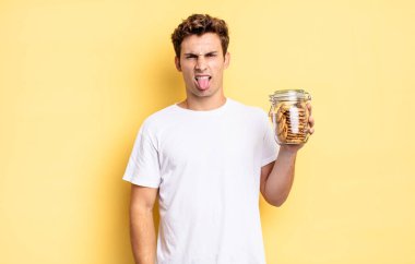 Tiksindim ve rahatsız oldum, dilimi dışarı çıkardım, iğrenç ve iğrenç bir şeyden hoşlanmadım. Ev yapımı kurabiye konsepti