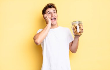 Mutlu, heyecanlı ve şaşırmış hissediyorum, iki elimle de yana bakıyorum. Ev yapımı kurabiye konsepti