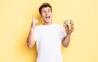 Bir fikri fark ettikten sonra mutlu ve heyecanlı bir dahi gibi hissetmek, neşeli bir şekilde parmak kaldırmak, eureka! Ev yapımı kurabiye konsepti