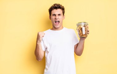 Kızgın bir ifadeyle saldırganca bağırmak ya da başarıyı kutlayan yumruklarla. Ev yapımı kurabiye konsepti