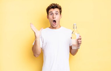 Mutlu, heyecanlı, şaşırmış ya da şok olmuş, gülümseyen ve inanılmaz bir şeye şaşırmış hissediyorum. su şişesi kavramı