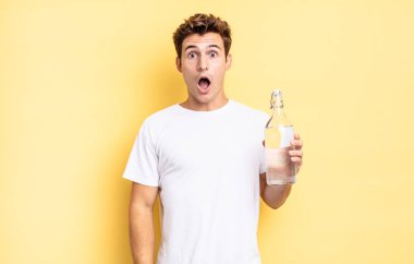 Şok olmuş ya da şaşırmış görünüyor, ağzı açık bir şekilde 