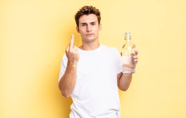 Öfkeli, sinirli, asi ve agresif hissederek, orta parmağını sallayarak, karşılık vererek. su şişesi kavramı