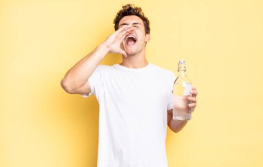 Mutlu, heyecanlı ve pozitifim. Ellerim ağzımın yanındayken bağırıp çağırıyorum. su şişesi kavramı