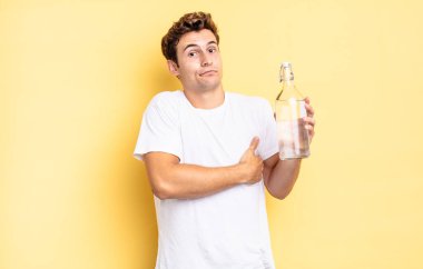 Omuz silkme, şaşkın ve kararsız hissetme, kolları çapraz ve şaşkın bakışlarla şüpheye düşme. su şişesi kavramı