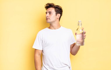 Profil görünümünde uzayı kopyalamak, düşünmek, hayal etmek ya da hayal kurmak. su şişesi kavramı