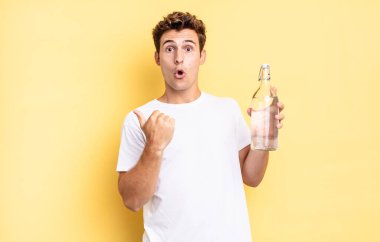 İnanamamaktan şaşkına dönmüş, yan taraftaki objeyi işaret edip 