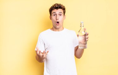 Açık sözlü ve şaşırmış, şok olmuş ve inanılmaz bir sürprizle şaşkına dönmüş. su şişesi kavramı