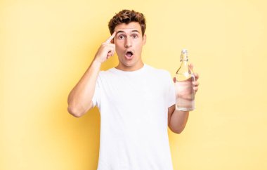 Şaşırmış, ağzı açık, şok olmuş, yeni bir düşünce, fikir ya da konseptin farkına varıyor. su şişesi kavramı