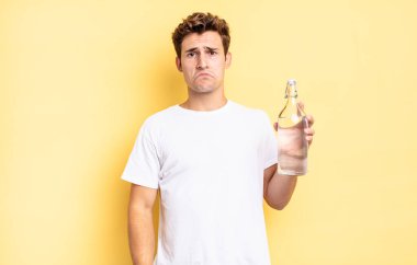 Üzgün ve mızmız hissediyorum, mutsuz bir bakışla, olumsuz ve hayal kırıklığına uğramış bir tavırla ağlıyorum. su şişesi kavramı