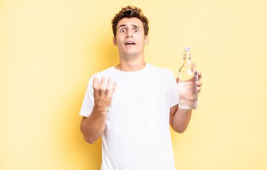 Umutsuz ve hayal kırıklığına uğramış, stresli, mutsuz, sinirli, bağıran ve çığlık atan biri. su şişesi kavramı