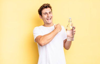 Mutlu, pozitif ve başarılı hissetmek, bir meydan okumayla karşılaştığında motive olmak ya da iyi sonuçları kutlamak. su şişesi kavramı