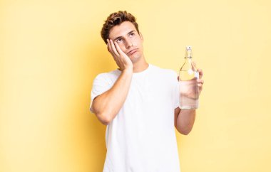 Sıkıldım, hayal kırıklığına uğradım ve uykum geldi. Yorucu, sıkıcı ve can sıkıcı bir işten sonra, el ele tutuşarak. su şişesi kavramı