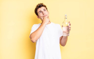 Düşünüyorum, kuşkulanıyorum ve kafam karışık, farklı seçeneklerim var, hangi kararı vereceğimi merak ediyorum. su şişesi kavramı