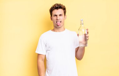 Tiksindim ve rahatsız oldum, dilimi dışarı çıkardım, iğrenç ve iğrenç bir şeyden hoşlanmadım. su şişesi kavramı