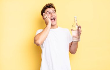 Mutlu, heyecanlı ve şaşırmış hissediyorum, iki elimle de yana bakıyorum. su şişesi kavramı