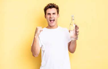 Kızgın bir ifadeyle saldırganca bağırmak ya da başarıyı kutlayan yumruklarla. su şişesi kavramı