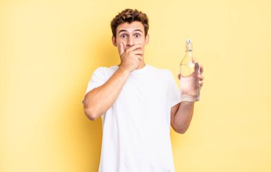 Şok olmuş, şaşırmış bir ifadeyle ağzı kapalı, sır saklayan ya da 