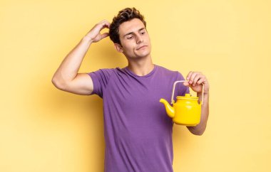 Şaşırmış ve kafası karışmış hissediyorum, başımı kaşıyorum ve yan tarafa bakıyorum. çaydanlık konsepti