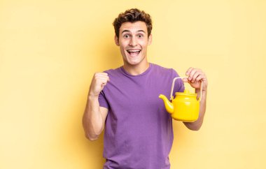 Şok oldum, heyecanlandım ve mutluyum, gülüyorum ve başarıyı kutluyorum, vay canına! çaydanlık konsepti